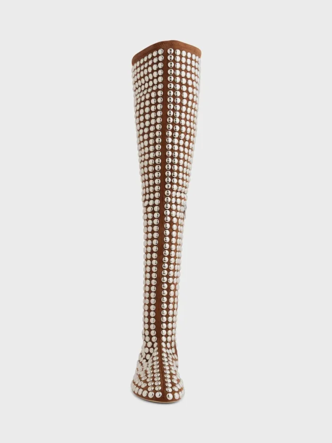 Botas altas con tachuelas