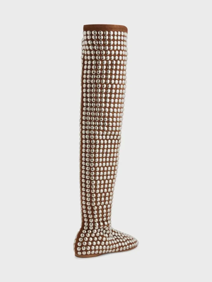 Botas altas con tachuelas