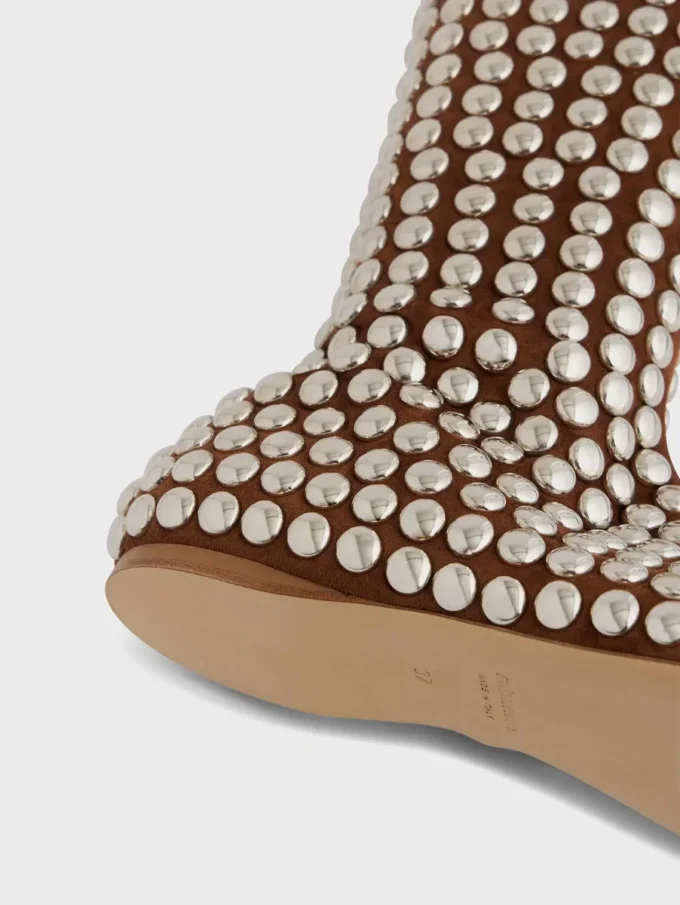 Botas altas con tachuelas