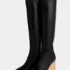 Botas de cuero doradas hasta la rodilla