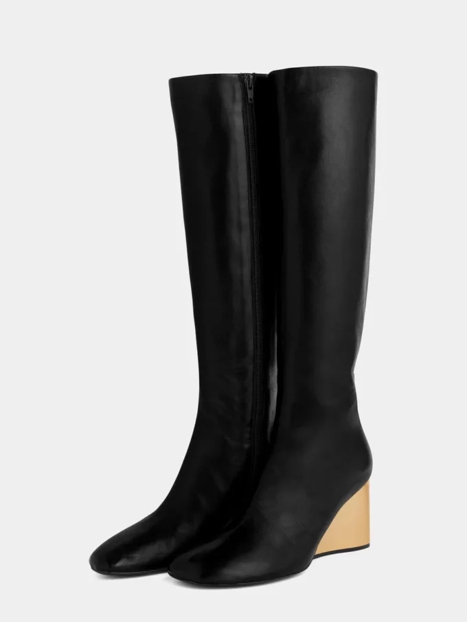 Botas de cuero doradas hasta la rodilla