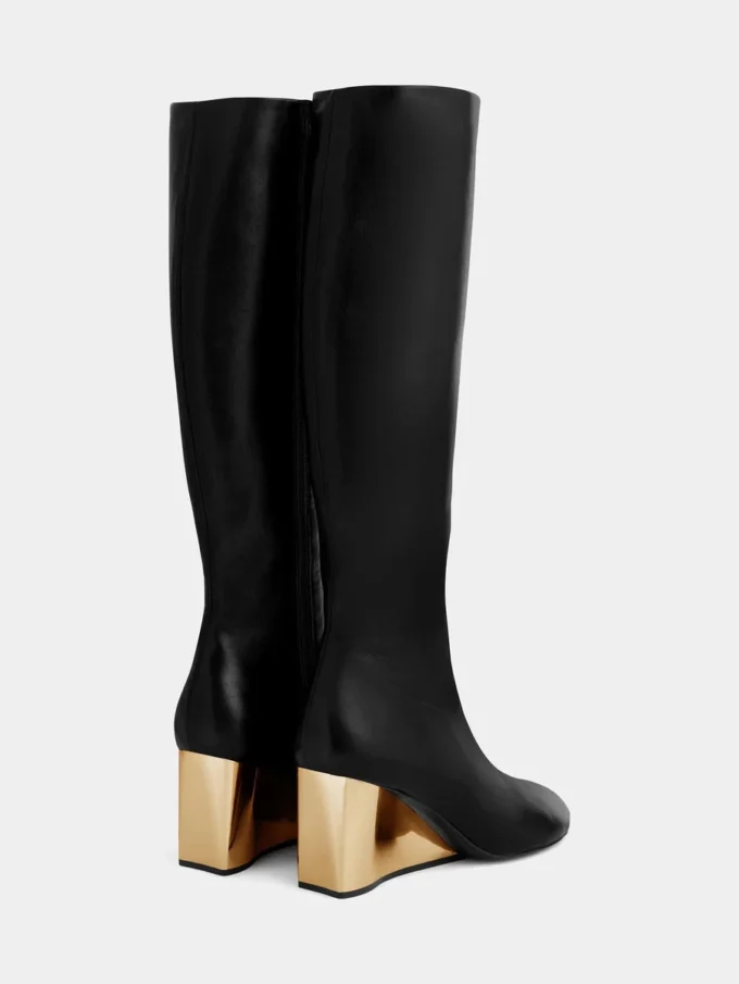 Botas de cuero doradas hasta la rodilla