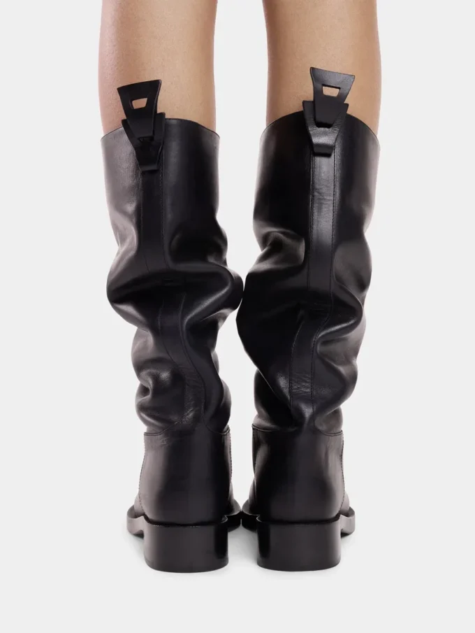 Botas negras de piel lisa