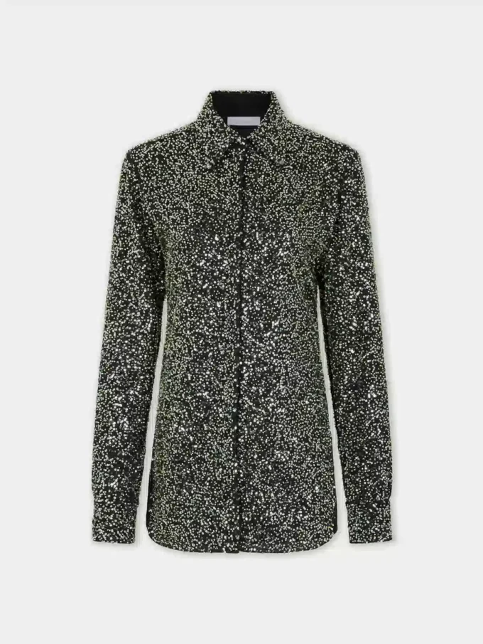 Camisa de crepé con detalles de bordados de lentejuelas.