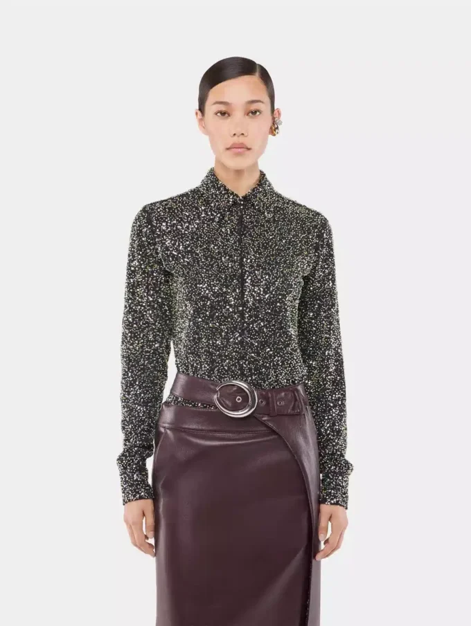 Camisa de crepé con detalles de bordados de lentejuelas.