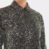 Camisa de crepé con detalles de bordados de lentejuelas.
