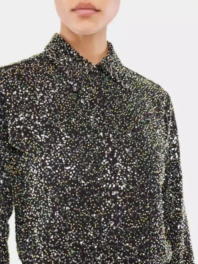 Camisa de crepé con detalles de bordados de lentejuelas.