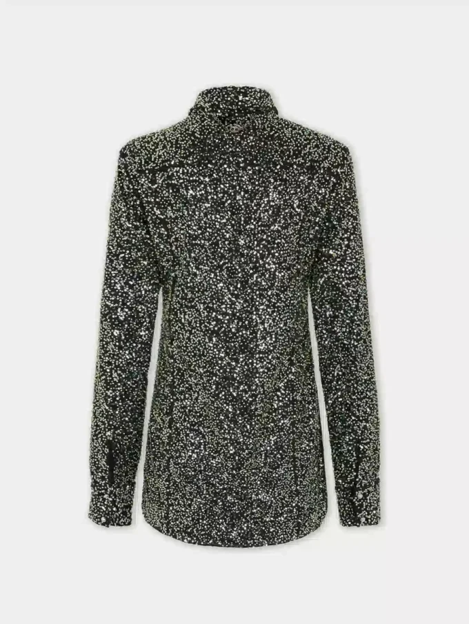 Camisa de crepé con detalles de bordados de lentejuelas.