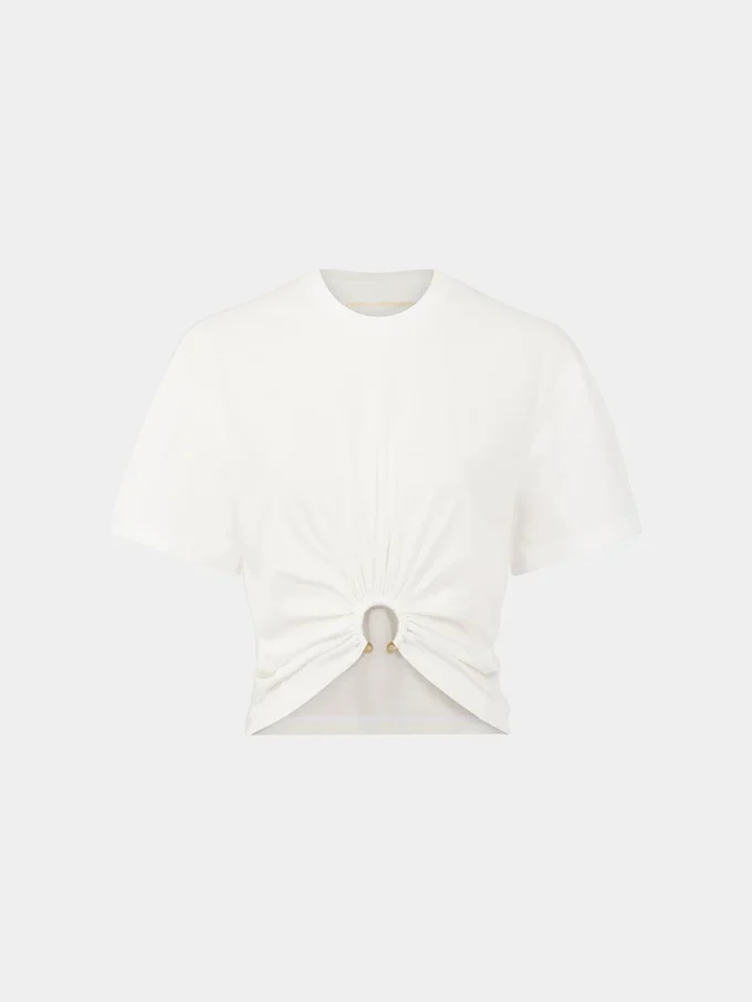 Camiseta blanca con piercing