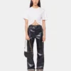 Camiseta blanca con piercing
