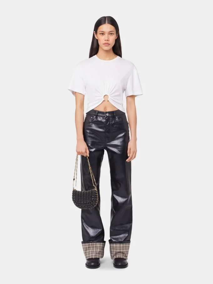 Camiseta blanca con piercing