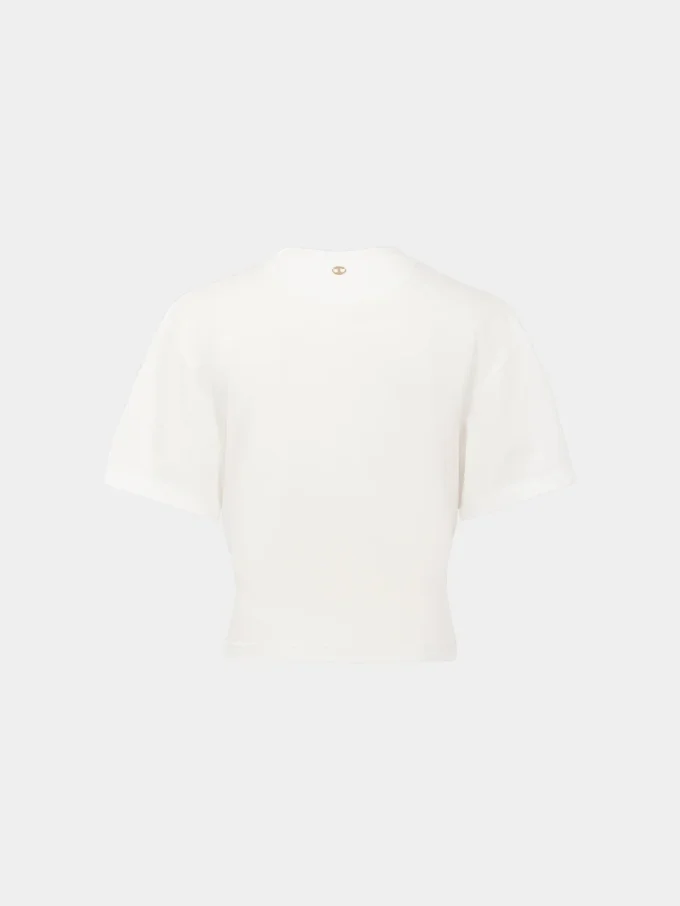 Camiseta blanca con piercing