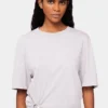 Camiseta gris con perforación