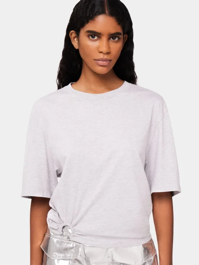 Camiseta gris con perforación