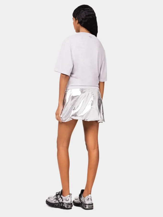 Camiseta gris con perforación