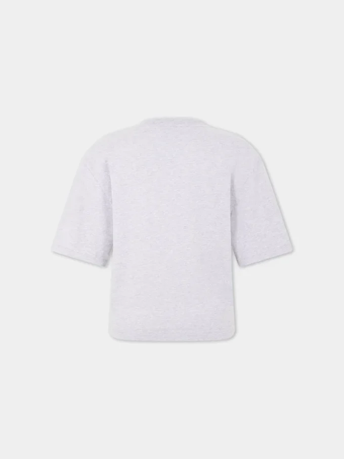 Camiseta gris con perforación