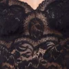 Camiseta negra de tirantes de encaje