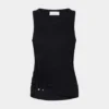 Camiseta negra sin mangas con detalle perforado característico