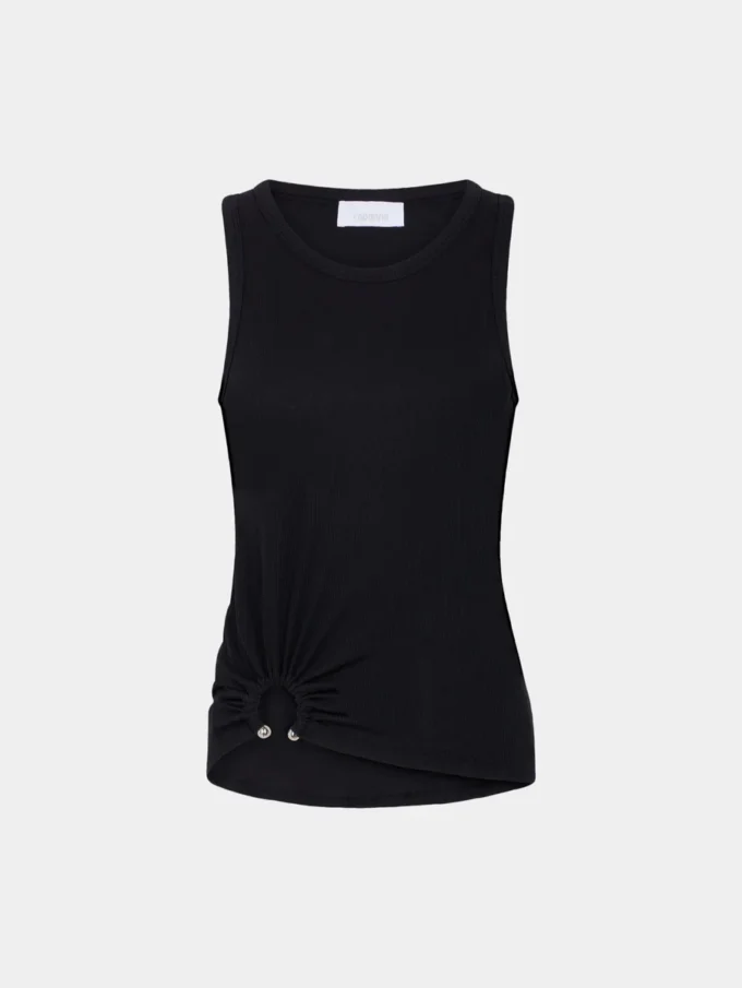 Camiseta negra sin mangas con detalle perforado característico