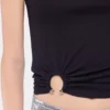 Camiseta negra sin mangas con detalle perforado característico