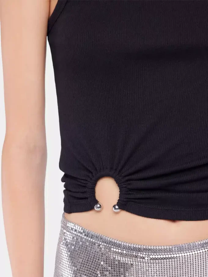 Camiseta negra sin mangas con detalle perforado característico