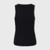 Camiseta negra sin mangas con detalle perforado característico