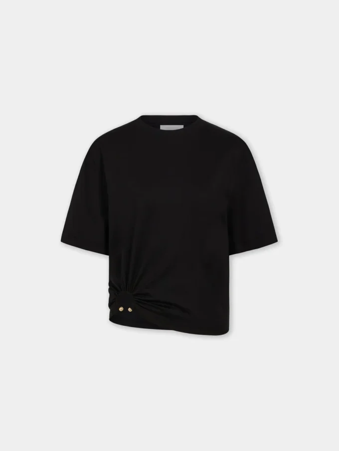 Camiseta oversize con piercing