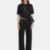 Camiseta oversize con piercing