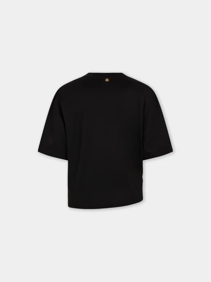 Camiseta oversize con piercing