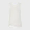 Camiseta sin mangas blanca con detalle perforado característico