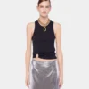 Camiseta negra sin mangas con detalle perforado característico