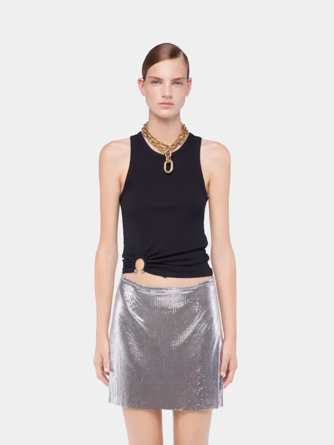Camiseta negra sin mangas con detalle perforado característico