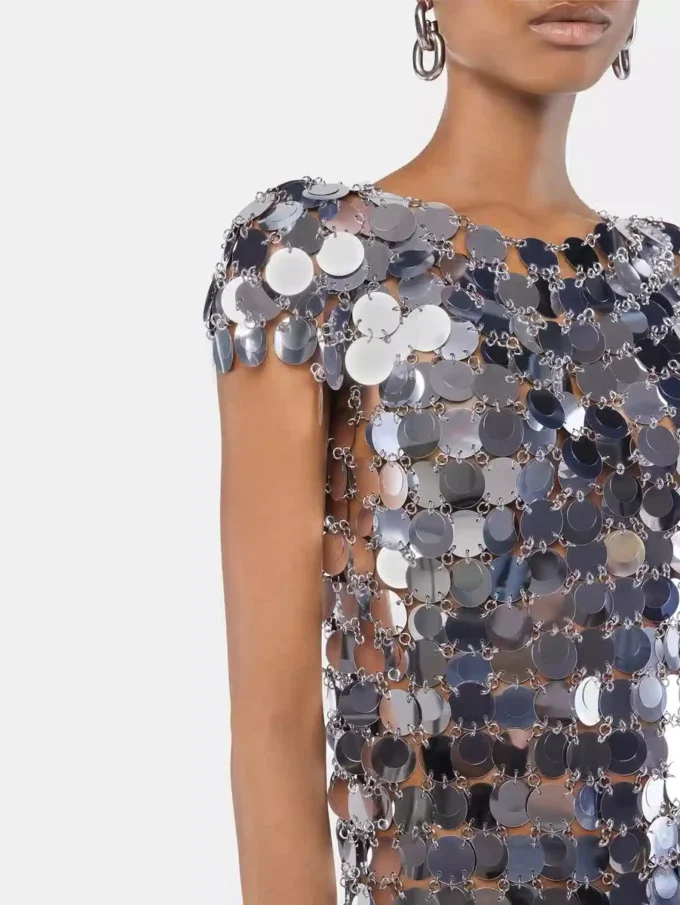 El icónico top plateado con discos Sparkle