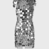 El icónico vestido plateado Sparkle con discos.