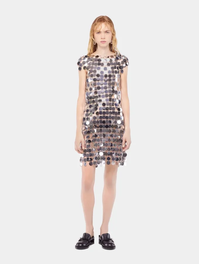 El icónico vestido plateado Sparkle con discos.