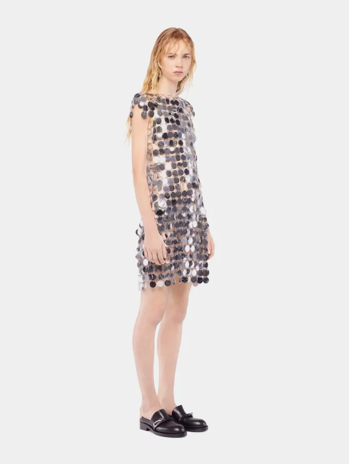 El icónico vestido plateado Sparkle con discos.