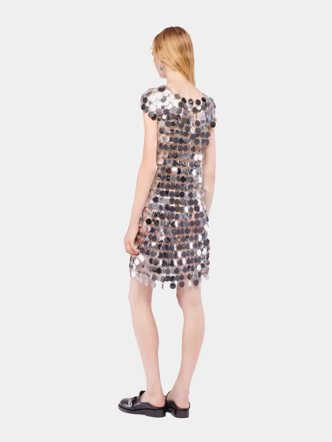 El icónico vestido plateado Sparkle con discos.