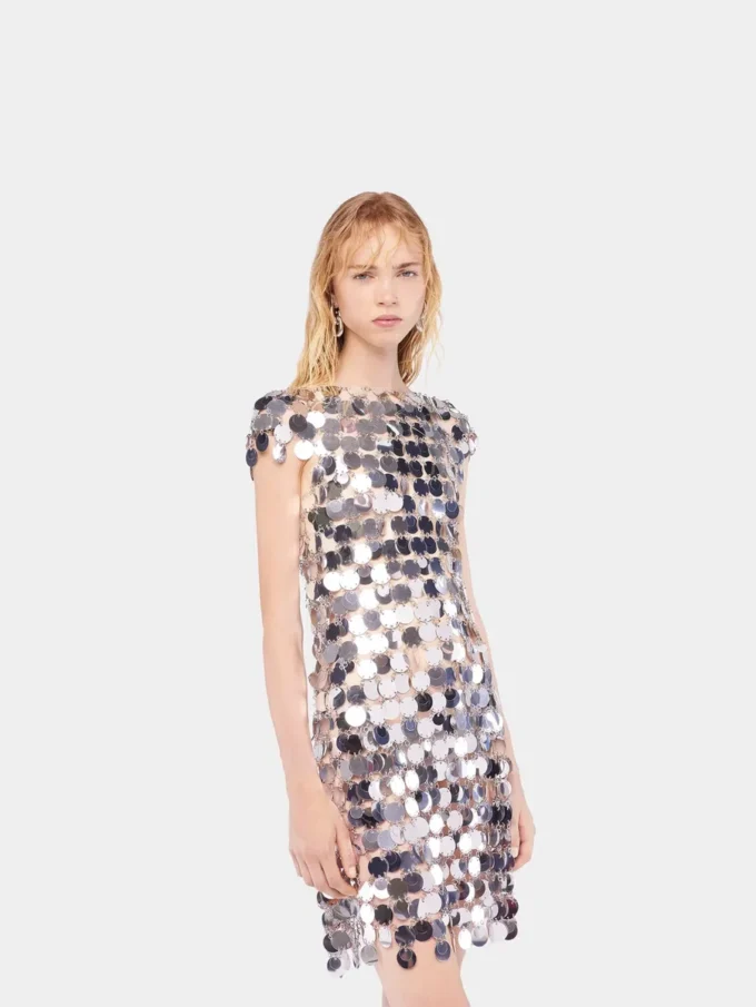 El icónico vestido plateado Sparkle con discos.