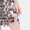 El icónico vestido plateado Sparkle con discos.