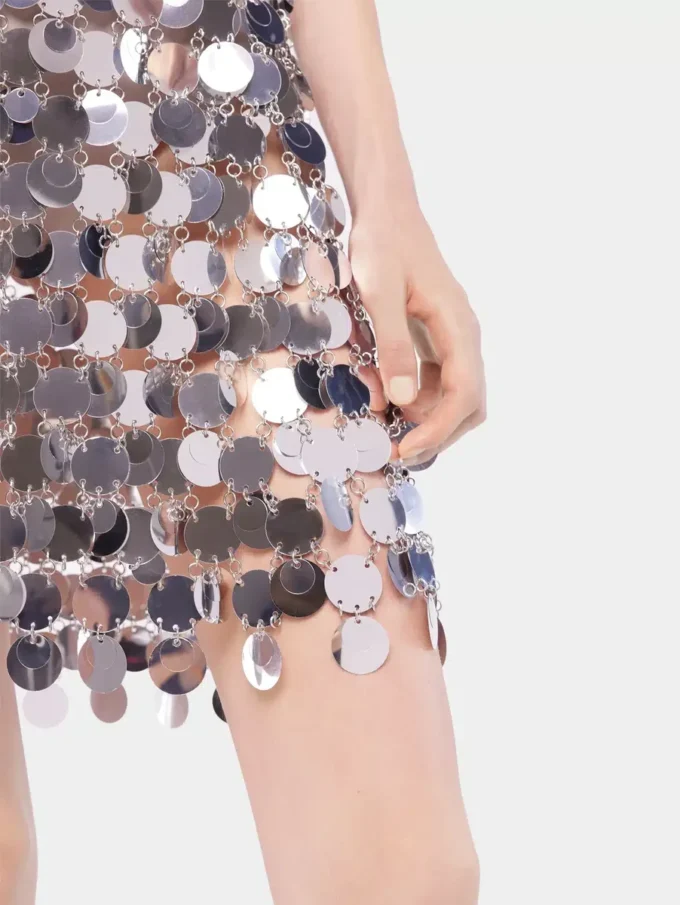 El icónico vestido plateado Sparkle con discos.