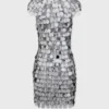 El icónico vestido plateado Sparkle con discos.