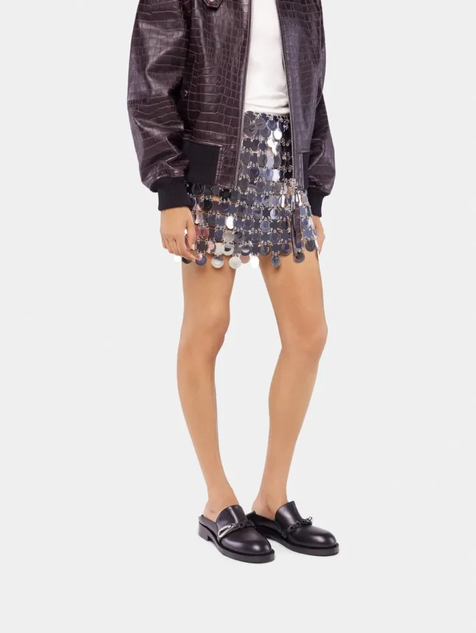 Falda con discos plateados brillantes.