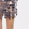 Falda con discos plateados brillantes.