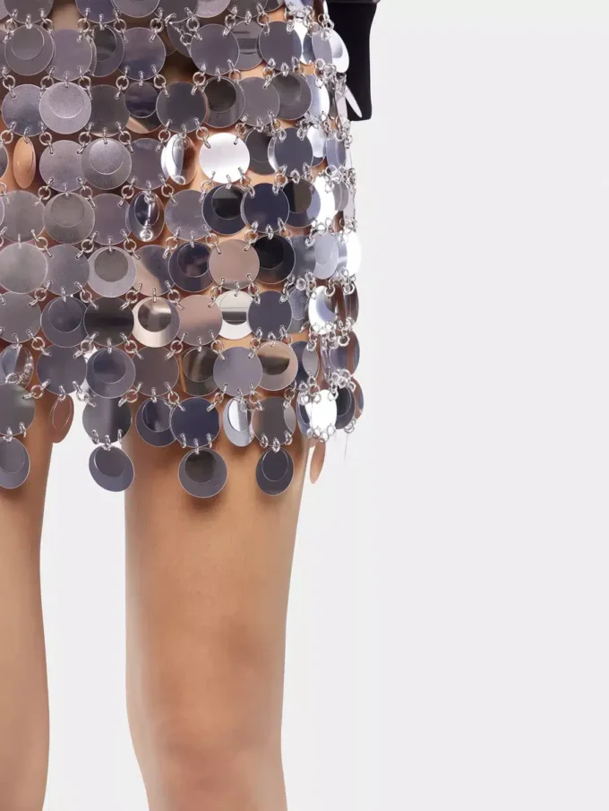 Falda con discos plateados brillantes.