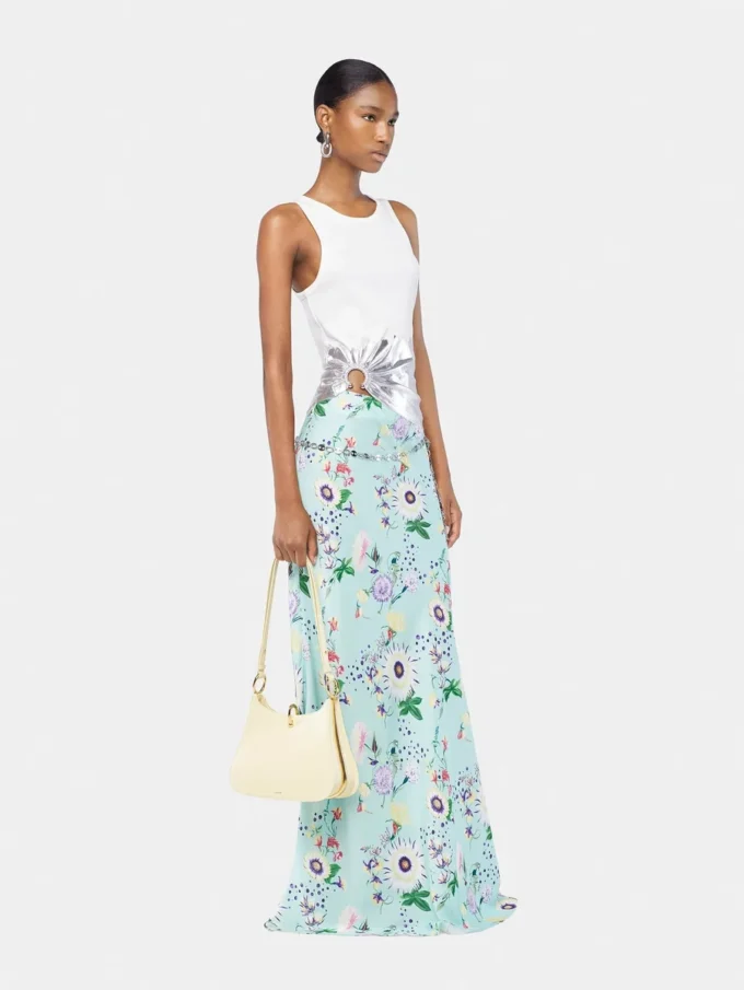 Falda con estampado floral y detalles de cadenas