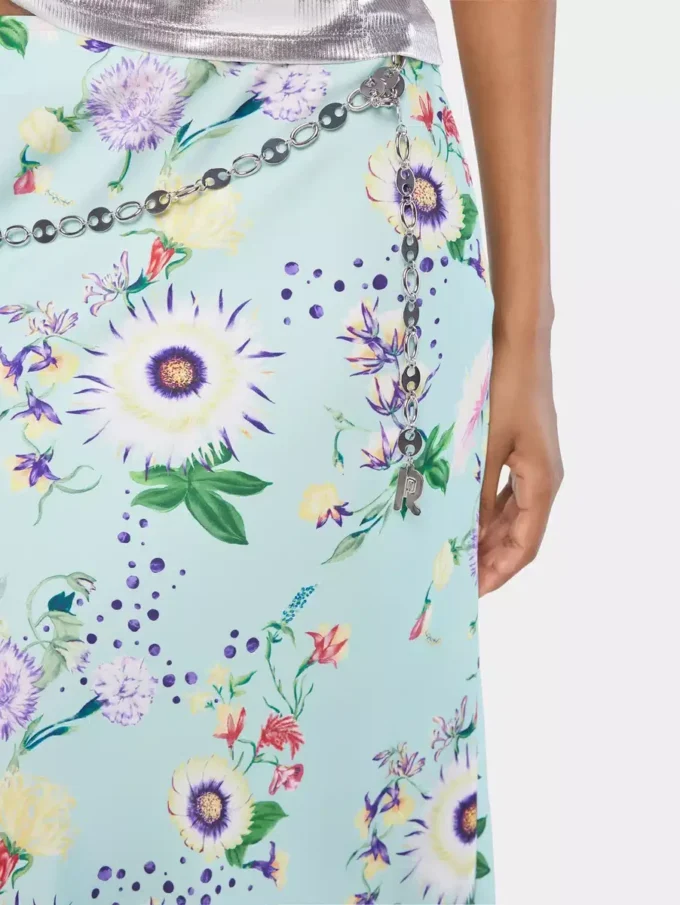 Falda con estampado floral y detalles de cadenas
