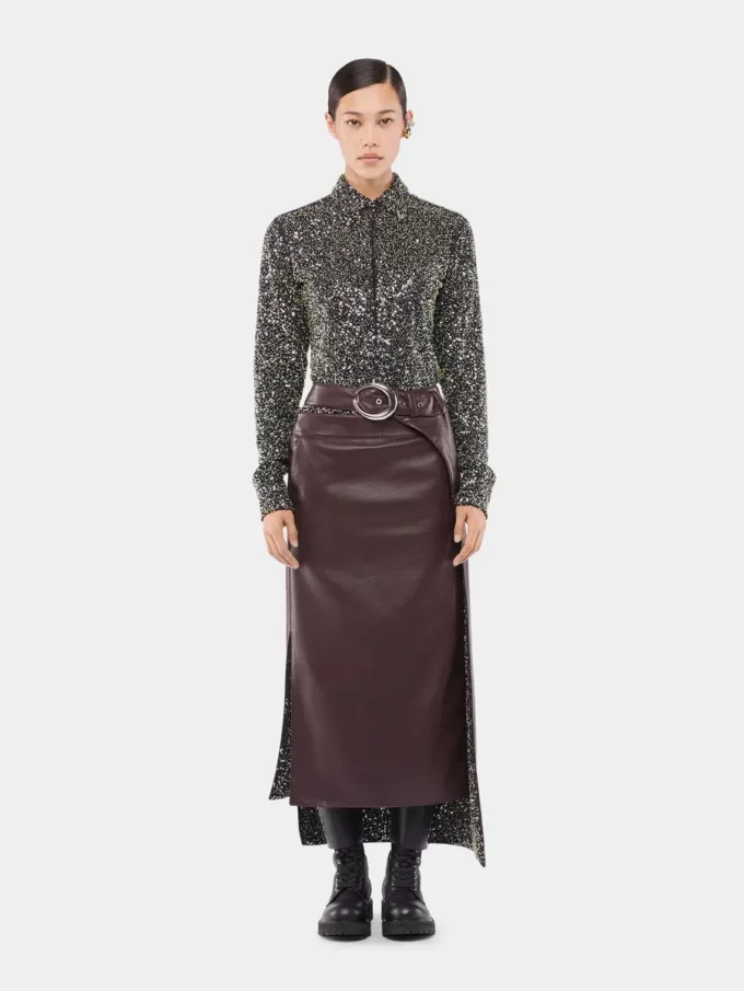 Camisa de crepé con detalles de bordados de lentejuelas.