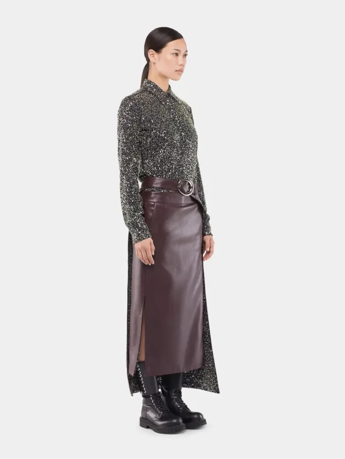 Camisa de crepé con detalles de bordados de lentejuelas.