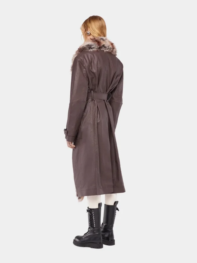 Gabardina con ribetes de piel sintética