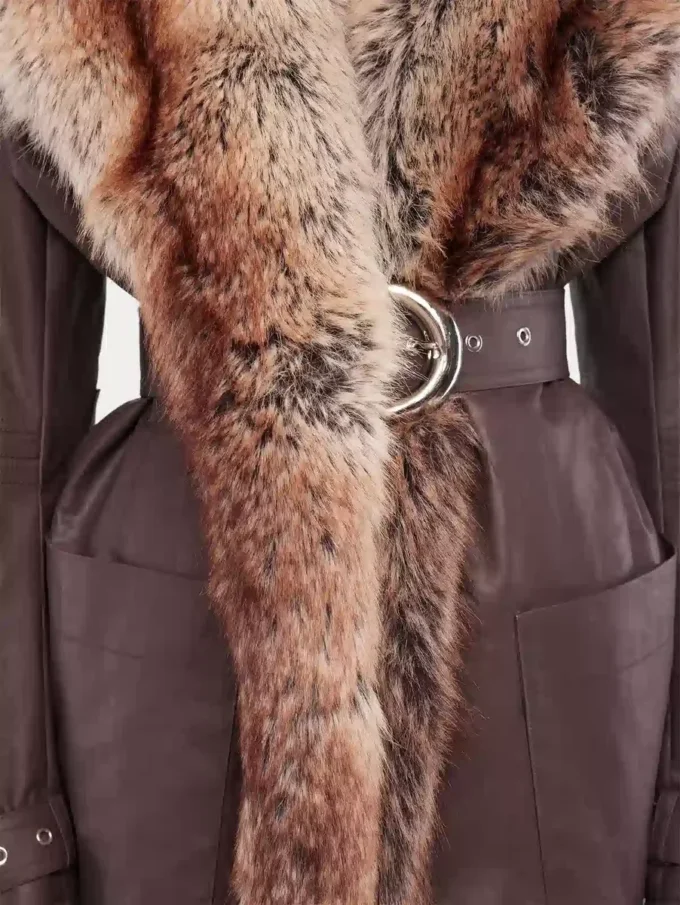 Gabardina con ribetes de piel sintética